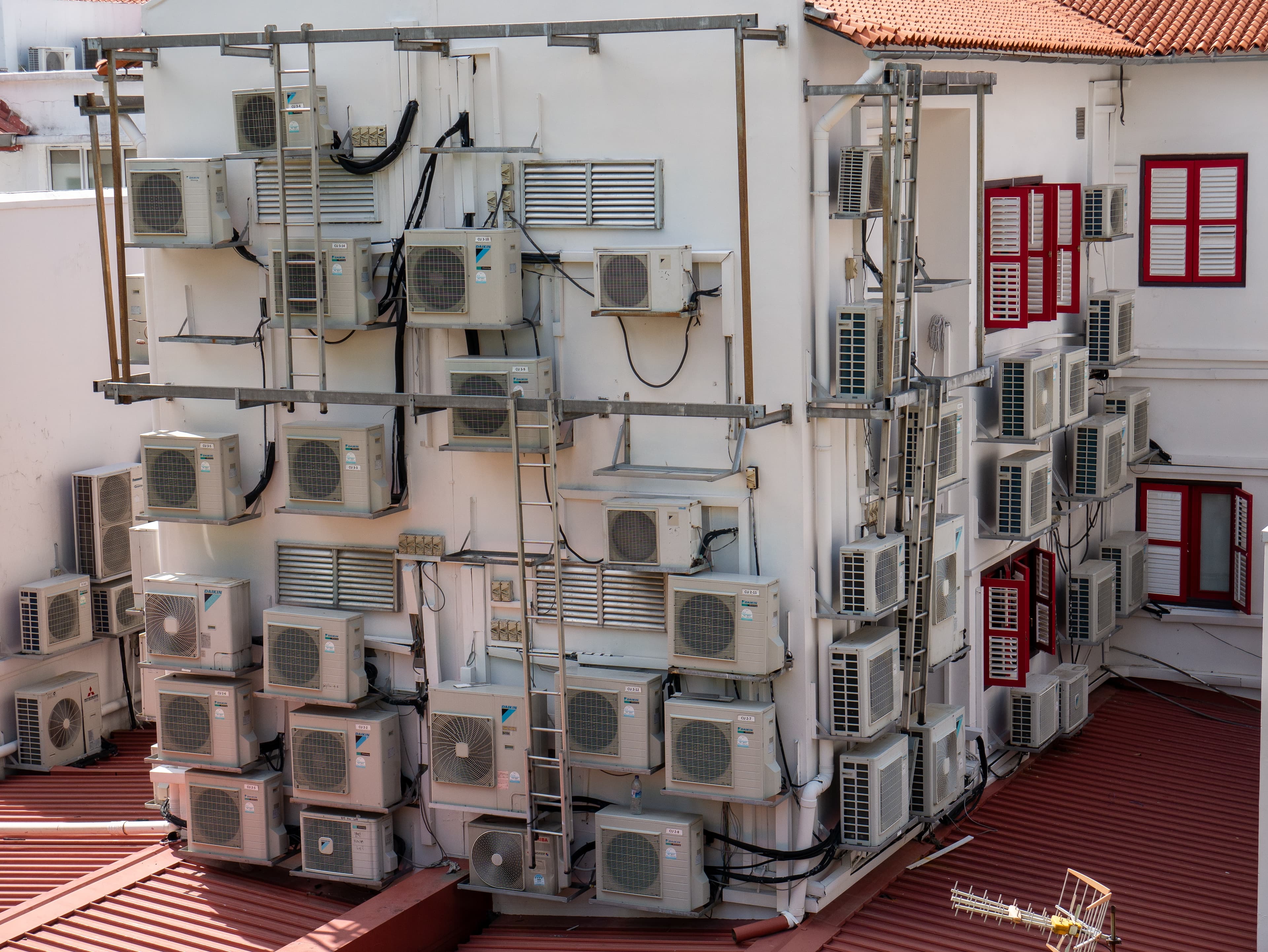 Climatiseurs contre un mur, une photo d'Alexandre Lecoq